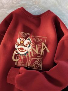 เสื้อฮู้ดคอตตอนบุขนแกะสีแดง ทรงหลวม สำหรับผู้ชาย ฤดูใบไม้ร่วง/ฤดูหนาว ปี 2025 ปีงู ปีเกิด ชุดคู่ แจ็คเก็ตเสื้อสเวตเตอร์