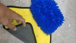 Combo khăn lau xe máy vàng xám 30x30  + bao tay rửa xe  bao tay san hô loại lớn  2 lớp thấm hút tốt