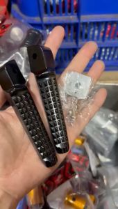 Cặp gác chân nhôm nguyên khối xe Satria hàng đẹp và full phụ kiện kèm theo