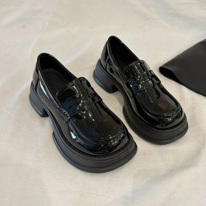 รองเท้าผู้หญิงไซส์ใหญ่รองเท้าหนังคู่เล็กสไตล์อังกฤษย้อนยุคสำหรับสาวอ้วนกว้าง41-43ฟุตรองเท้าโลฟเฟอร์หนังแก้วไซส์ใหญ่แบบฤดูใบไม้ร่วงปี2024สำหรับผู้หญิง