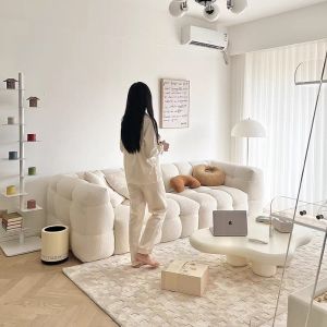 โซฟากํามะหยี่แกะคล้ายเมฆสมัยใหม่ สีครีม ห้องนั่งเล่นสไตล์ ผ้าฝ้าย โซฟาขนม ศิลปะ โครงไม้สน นุ่ม ผ้าไม่มีที่เก็บของ