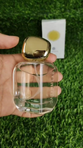 น้ำหอมที่มีกลิ่นหอมของผลไม้และดอกไม้ ขนาด 50 มล.