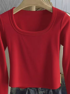 เสื้อยืดคอกว้างแขนยาวทรงสลิมฟิตสีแดงสุดเก๋สำหรับผู้หญิง ฤดูใบไม้ร่วง 2025 ดีไซน์เก๋ไก๋ หวานและเผ็ดร้อน ชุดทำงานสไตล์เกาหลี
