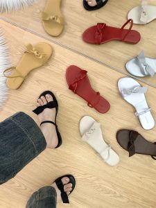 รองเท้าแตะส้นแบนแบบผูกโบว์สไตล์ฝรั่งเศส สีเงิน รองเท้าแตะชายหาดสำหรับผู้หญิง ฤดูใบไม้ร่วง/ฤดูหนาว สไตล์ป่า รองเท้าแตะส้นแบนแบบสวมสบายสำหรับผู้หญิง