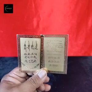 แผ่นทองเหนือดวง หลวงปู่ศิลา แพ็คเก็จหุ้มอย่างดี ไม่ลอกไม่ดำ สำหรับพกติดตัว หลังโทรศัพท์ กระเป๋าตังค์  ไม่อด ไม่จน