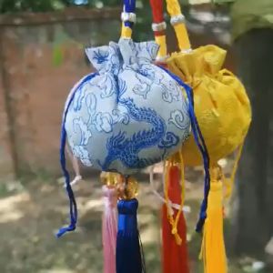 กล่องเก็บเครื่องประดับ กล่องใส่ทอง กล่องเครื่องประดับ ใช้งานได้หลากหลาย กระเป๋าเครื่องประดับสตรี สำหรับตกแต่งแขวน, กล่องใส่สร้อยคอ เชื้อกหูรูด ผ้าผ้าทอ พู่ห้อยคอ ดอกไม้ประดับดอกไม้ กระเป๋าเก็บของสไตล์จีน กล่องเครื่องประดับสตรี ราคาที่นี่