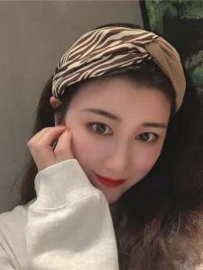 Wide Edge PU Leather Headband with Cross Knot Design And Spot Pattern for Women Vintage Court Style Fashion Accessories