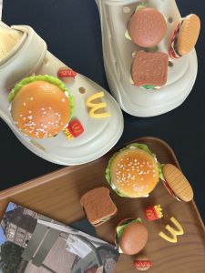 Cute Burger Shaped Hole Hole Shoe Buckle Decorative Accessory Realistic 3D Design Compatible with CROCS Shoes Fashionable