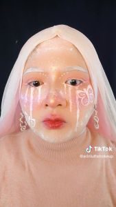 Cleansing Oil dengan Kandungan Ekstrak Bunga Mawar untuk Kulit Lebih Cerah dan Kencang