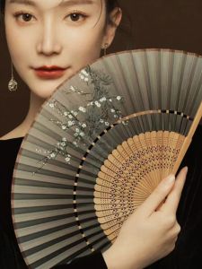 Cổ Điển Chính Hãng Lụa Nhỏ Tươi Quạt 6.6 Inch Cho Nữ Di Động Khiêu Vũ Hanfu Quạt Mini Nhật Bản Tặng Quạt Phong Cách Retro Khung Tre