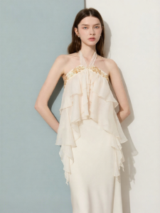 D-PLAY | Áo Blouse Chiffon Cổ Halter Quây Hoa Văn Màu Trắng Sáng Elegance