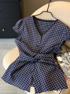 เสื้อเชิ้ตแขนสั้นคอวีลายสก็อตผู้หญิง ทรงเข้ารูป ดีไซน์ใหม่ ฤดูร้อน 2025 เสื้อเชิ้ตผู้หญิงแบบมีเข็มขัดรัดเอว