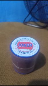 Best Seller - Gelasan Layangan Tajam JOKER KITES Silicon 0.22 / Benang Senar layangan\\n\\n Apa Itu Gelasan Layangan Tajam JOKER KITES?\\n\\nGelasan Layangan Tajam JOKER KITES adalah produk berkualitas tinggi yang dirancang khusus untuk memudahkan pengguna dalam mengendalikan layangan mereka. Gelasan ini terbuat dari bahan tajam yang memastikan layangan dapat bergerak dengan lancar dan cepat. Dengan menggunakan gelasan ini, pengguna dapat menikmati pengalaman bermain layangan yang lebih baik.\\n\\n Keunggulan Gelasan Layangan Tajam JOKER KITES\\n\\nGelasan Layangan Tajam JOKER KITES memiliki beberapa keunggulan yang membuatnya menjadi pilihan terbaik bagi para penggemar layangan:\\n\\n- **Kualitas bahan**: Terbuat dari bahan tajam yang kuat dan tahan lama, memastikan gelasan tetap awet meskipun digunakan dalam jangka waktu yang lama.\\n- **Performa optimal**: Didesain dengan baik untuk memberikan performa optimal dalam mengendalikan layangan.\\n- **Desain ergonomis**: Memiliki desain ergonomis yang nyaman digunakan oleh pengguna.\\n\\n Cara Menggunakan Gelasan Layangan Tajam JOKER KITES\\n\\nBerikut adalah langkah-langkah sederhana untuk menggunakan Gelasan Layangan Tajam JOKER KITES:\\n\\n1. Pasang gelasan pada senar layangan sesuai dengan instruksi yang disediakan.\\n2. Pastikan gelasan sudah terpasang dengan aman dan tidak goyah.\\n3. Selamat bermain!\\n\\n Manfaat Menggunakan Benang Senar Layangan\\n\\nBenang senar layangan merupakan komponen penting dalam permainan layangan. Berikut adalah beberapa manfaat menggunakan benang senar layangan:\\n\\n- **Meningkatkan kontrol**: Benang senar layangan memungkinkan pengguna untuk mengontrol gerakan layangan dengan lebih baik.\\n- **Memastikan keamanan**: Benang senar layangan yang berkualitas baik dapat mencegah terjadinya kecelakaan saat bermain layangan.\\n- **Menambah daya tarik estetika**: Benang senar layangan yang berwarna-warni dapat menambah daya tarik estetika layangan.\\n\\n Jenis-Jenis Benang Senar Layangan\\n\\nBerikut adalah beberapa jenis benang senar layangan yang umum digunakan:\\n\\n- **Benang senar layangan poliester**: Terbuat dari bahan poliester yang kuat dan tahan lama.\\n- **Benang senar layangan nylon**: Terbuat dari bahan nylon yang ringan dan mudah digunakan.\\n- **Benang senar layangan serat karbon**: Terbuat dari bahan serat karbon yang sangat kuat dan ringan.\\n\\n Cara Memilih Benang Senar Layangan yang Tepat\\n\\nBerikut adalah beberapa tips untuk memilih benang senar layangan yang tepat:\\n\\n- **Bahan**: Pilih benang senar layangan yang terbuat dari bahan berkualitas tinggi seperti poliester atau serat karbon.\\n- **Ketebalan**: Pilih benang senar layangan dengan ketebalan yang sesuai dengan jenis layangan yang akan digunakan.\\n- **Warna**: Pilih benang senar layangan dengan warna yang sesuai dengan selera dan kebutuhan.\\n\\n Aksesoris Layangan Lainnya\\n\\nSelain Gelasan Layangan Tajam JOKER KITES dan Benang Senar Layangan, ada beberapa aksesoris lain yang dapat meningkatkan pengalaman bermain layangan:\\n\\n Gelasan Layangan Silicone 0.22\\n\\nGelasan Layangan Silicone 0.22 adalah produk aksesoris lain yang dapat digunakan untuk memudahkan pengguna dalam mengendalikan layangan mereka.\\n\\n Layangan untuk Bermain\\n\\nLayangan untuk bermain adalah komponen utama dalam permainan layangan. Ada banyak jenis layangan yang tersedia di pasaran, mulai dari layangan sederhana hingga layangan yang lebih kompleks.\\n\\n Tips & Trik dalam Menggunakan Gelasan Layangan Tajam JOKER KITES & Benang Senar Layangan\\n\\nBerikut adalah beberapa tips dan trik untuk menggunakan Gelasan Layangan Tajam JOKER KITES dan Benang Senar Layangan:\\n\\n- **Pilih benang senar layangan yang tepat**: Pastikan benang senar layangan yang digunakan sesuai dengan jenis layangan yang akan digunakan.\\n- **Periksa kondisi gelasan sebelum digunakan**: Pastikan gelasan sudah terpasang dengan aman dan tidak goyah sebelum digunakan.\\n- **Rawat gelasan dengan baik**: Bersihkan gelasan secara rutin dan simpan dalam tempat yang aman untuk menjaga kualitasnya.\n}