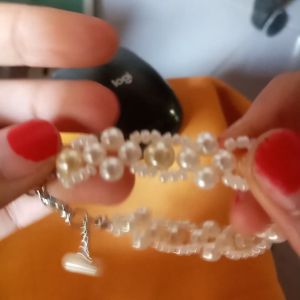 Gelang Manik Mutiara: Aksesori Wanita Elegan