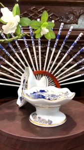 [VẼ VÀNG KIM]Khay trầu/chân nến/ đế trầm phong thủy vẽ sen bày ban thờ cúng gia tiên sứ Bát Tràng loại đẹp