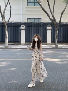 ชุดเดรสยาวลายดอกไม้เอวสูงแขนกุดสไตล์เกาหลีสำหรับฤดูร้อน 2024 ชุดเดรสยาวลายผีเสื้อแบบพับแขนกุดสไตล์วินเทจ