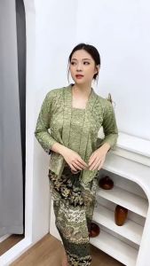 HN MODE - Setelan kebaya kutubaru mix rok lilit floral\\n\\n Apa Itu Kebaya Tradisional Indonesia?\\n\\nKebaya adalah pakaian tradisional Indonesia yang telah ada sejak zaman dahulu. Pakaian ini memiliki sejarah panjang dan beragam desain yang menarik. Dalam artikel ini, kita akan membahas tentang kebaya tradisional Indonesia, memilih bahan kebaya yang nyaman, kebaya untuk acara formal, serta tips mengenakan kebaya.\\n\\n Sejarah Kebaya\\n\\nKebaya telah menjadi bagian dari budaya Indonesia selama berabad-abad. Awalnya, kebaya dikenal sebagai pakaian yang dikenakan oleh kaum bangsawan dan masyarakat kelas atas. Seiring berjalannya waktu, kebaya mulai dikenakan oleh masyarakat umum dan menjadi simbol identitas nasional Indonesia.\\n\\n Desain Kebaya Tradisional\\n\\nDesain kebaya tradisional biasanya terdiri dari dua bagian, yaitu atasan dan rok. Atasan kebaya biasanya berbentuk kerah, lengan pendek, atau lengan panjang, sementara roknya memiliki berbagai bentuk seperti rok lurus, rok lilit, atau rok pleated. Desain kebaya tradisional seringkali menggabungkan elemen-elemen budaya lokal, seperti bordir dan motif tradisional.\\n\\n Bagaimana Memilih Bahan Kebaya yang Nyaman?\\n\\nPemilihan bahan kebaya yang tepat sangat penting untuk kenyamanan penggunaan. Berikut adalah beberapa jenis bahan kebaya yang populer:\\n\\n Bahan Katun\\n\\nBahan katun adalah pilihan yang tepat untuk kebaya karena sifatnya yang ringan dan nyaman. Katun memiliki daya serap air yang baik, sehingga memungkinkan udara bergerak dengan mudah dan menjaga tubuh tetap sejuk.\\n\\n Bahan Sutra\\n\\nBahan sutra juga merupakan pilihan yang baik untuk kebaya karena teksturnya yang lembut dan halus. Sutra memiliki sifat yang ringan dan mudah diatur, sehingga cocok untuk berbagai jenis desain kebaya.\\n\\n Kebaya untuk Acara Formal\\n\\nKebaya telah menjadi pilihan populer untuk acara formal, seperti pernikahan, pesta, atau pertemuan bisnis. Desain kebaya modern seringkali menggabungkan elemen-elemen tradisional dengan gaya modern.\\n\\n Desain Kebaya Modern\\n\\nDesain kebaya modern biasanya lebih simpel dan modern dibandingkan dengan kebaya tradisional. Desain ini seringkali menggabungkan elemen-elemen fashion modern seperti lengan pendek atau tanpa lengan, serta pemakaian bahan-bahan yang lebih ringan dan nyaman.\\n\\n Setelan Kebaya Kutubaru Mix Rok Lilit Floral\\n\\nSetelan kebaya kutubaru mix rok lilit floral adalah salah satu contoh desain kebaya modern yang populer. Kebaya kutubaru memiliki desain yang simpel dan modern, sementara rok lilit floral menambahkan sentuhan feminin dan elegan. Setelan ini cocok untuk berbagai acara formal dan dapat dipadukan dengan aksesori yang sesuai.\\n\\n Tips Mengenakan Kebaya\\n\\nBerikut adalah beberapa tips untuk mengenakan kebaya dengan benar:\\n\\n Cara Pakai Kebaya\\n\\nPastikan Anda memilih ukuran kebaya yang pas dan nyaman. Jika Anda menggunakan rok lilit, pastikan rok tersebut tidak terlalu ketat atau terlalu longgar. Untuk atasan kebaya, pastikan kerah dan lengan pas dengan tubuh Anda.\\n\\n Perawatan Kebaya\\n\\nJaga kebaya Anda tetap bersih dan rapi dengan mencuci dan menyimpannya dengan benar. Jika Anda menggunakan bahan katun atau sutra, hindari mencuci kebaya dengan mesin dan gunakan deterjen yang lembut. Jika Anda menggunakan kebaya dengan bordir atau motif, hindari mencuci kebaya dengan air panas dan jemur di tempat teduh.\\n\\nDengan memahami sejarah kebaya tradisional Indonesia, memilih bahan kebaya yang nyaman, serta mengenakan dan merawat kebaya dengan benar, Anda dapat menikmati pengalaman berpakaian yang unik dan menyenangkan.\n}