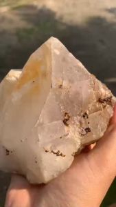 Đá thạch anh chóp nhọn năng lượng màu tím kèm pyrite trái đào mã 345