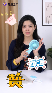 Quạt cầm tay vơi ba tốc độ gió tạo ra luồng gió nhẹ nhàng và dễ chịu. Đây là một chiếc quạt làm mát di động tiện lợi hoàn hảo cho mùa hè.