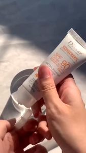 Disaar Sunscreen SPF 50+ - Broad-Spectrum UV Protection Lightweight Non-Greasy Hydrating Soothing for Sensitive Skin Antioxidant-Rich Oil-Free Sunblock for Face & Body Long-Lasting Daily Use Suitable for All Skin Types Moisturizing Sunscreen