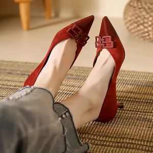 Giày Cao Gót Nữ Mẫu Mới Mũi Nhọn Miệng Nông Gót Nhọn Mặt Nhung Khóa Vuông Xỏ Một Chân Giày Đơn Giày Đỏ Cổ Điển