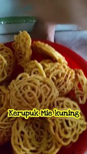 KERUPUK MIE KUNING GORENG KHAS DAERAH / KRUPUK MI KERITING KRITING MAKANAN CEMILAN TRADISIONAL ENAK HALAL BISA COD SELURUH INDONESIA / MAKANAN INSTAN HANDMADE LOKAL