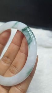 J384 กำไลหยกพม่าเจไตต์ เนื้อวุ้นกึ่งเทียน สีขาววุ้นเขียวมอส