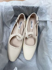 Retro Beige Flat Mary Jane Womens Shoes Carved Floral French Style Fashionable Low Heel round Toe Slip-On Casual Footwear