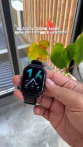 TIMEVER SE R SmartWatch — Jam tangan pintar dengan sertifikasi tahan air IP68 layar IPS 183 inci yang jernih fitur panggilan Bluetooth pelacak kecepatan lari serta dukungan wallpaper kustom untuk tampilan yang bisa disesuaikan sesuai gaya kamu.