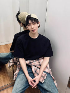 เสื้อยืดคอกลมแขนสั้นทรงหลวมสไตล์อเมริกันสำหรับผู้ชาย สีดำ ผ้าฝ้ายระบายอากาศได้ดี ฤดูร้อน 2024 เสื้อผ้าผู้ชายคุณภาพเยี่ยม