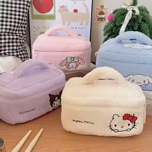 🎀 จับแล้วนุ่มสบายมือ กระเป๋าสำอางค์ แบบถือขนนุ่ม ลายการ์ตูน งานแท้ ขนาด 28×14×14 cm