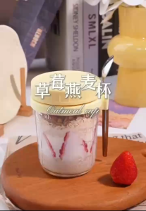 แก้วอาหารเช้า 350ml แก้วปิดผนึกแบบพกพา มีฝาปิดและช้อน Light Eating ชามสลัดถ้วยสุญญากาศซีเรียล