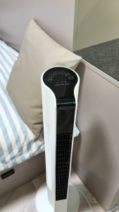 PHITO พัดลม พัดลมทาวเวอร์ พัดลมไร้ใบพัด ปรับได้ 3 โหมด พัดลมตั้งพื้นอัจฉริยะ ระบายความร้อนอย่างรวดเร็ว ฟอกอากาศ