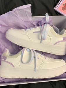 รองเท้าผ้าใบสีขาวพื้นหนาสำหรับผู้หญิง ฤดูใบไม้ผลิและฤดูใบไม้ร่วง สไตล์ใหม่ รองเท้าลำลอง ส้นแบน ทรงหัวมน ทรงสวมสบาย ทรงหัวมน