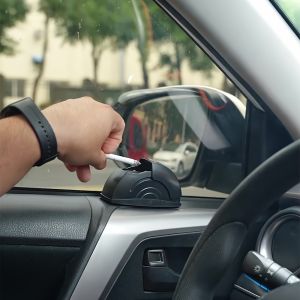 ที่เขี่ยบุหรี่ในรถยนต์ที่สะดวก 1 ชิ้น ออกแบบมาเพื่อเก็บเถ้าและบุหรี่ที่ดิบ แยกกลิ่นควัน และดับบุหรี่ได้อย่างรวดเร็ว