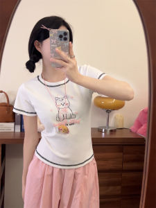 เสื้อยืดแขนสั้นทรงเข้ารูปสำหรับผู้หญิง ทรงพอดีตัว สีขาว ลายการ์ตูน ทรงไหล่ แฟชั่นฤดูร้อน 2025 เสื้อผ้าทำงาน