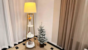 โคมไฟตั้งพื้น โคมไฟตั้งพื้นสไตล์โมเดิร์น โคมไฟตั้งพื้น LED โคมไฟตั้งพื้นขาตั้งสามขา โคมไฟตั้งพื้นขาตั้งสามขา คมไฟตั้งพื้น LED สไตล์โมเดิร์นพร้อมชั้นวางสามชั้น – เหมาะสำหรับการตกแต่งและให้แสงสว่าง Mid Century Tripod Led Floor Lamp with 3 - Tier Shelves