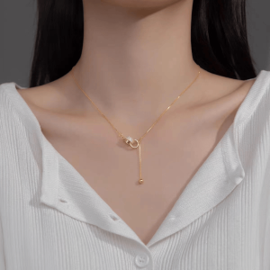 สร้อยคอไททาเนียม 18K ทองสองวงแหวนสีทองไม่ซีดจาง สร้อยคอโซ่กระดูกไหปลาร้าสำหรับผู้หญิง ดีไซน์ทันสมัย ​​อเนกประสงค์