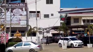 2 In 1 ไมโครโฟนไร้สาย UHF คาราโอเกะ ไมโครโฟนไดนามิก แบบมือถือคู่ พร้อมตัวรับสัญญาณ แบบชาร์จไฟ สําหรับงานแต่งงาน ปาร์ตี้ โบสถ์ พูด