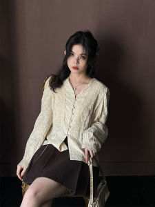 เสื้อเชิ้ตผู้หญิงคอวีปุ่มลูกปัดสไตล์ฝรั่งเศสฤดูใบไม้ผลิและฤดูใบไม้ร่วง เสื้อชั้นในลายลูกไม้สีน้ำเงินเข้ม