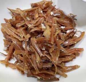 Goreng ikan bilis Fry Anchovies炸无内脏的江鱼仔， 用新鲜的蓝眼江鱼仔炸
