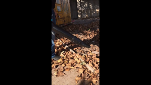 Makita เครื่องเป่าผมแบบชาร์จไฟได้ 299V เครื่องดักฝุ่นก่อสร้างเกรดอุตสาหกรรมกําลังสูงสามารถชาร์จใหม่ได้และพกพาสะดวกเครื่อ พร้อมแบตเตอรี่ลิเธียม 2 * 6Ah 1 * ที่ชาร์จรวมอยู่ในชุด