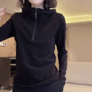 เสื้อสเวตเตอร์ฮู้ดมีซิปครึ่งตัวสีพื้นสำหรับผู้หญิง ฤดูใบไม้ร่วง/ฤดูหนาว 2025 ใหม่ ด้านในเป็นผ้าเดียวกัน เสื้อคลุมกันหนาวแบบมีฮู้ด