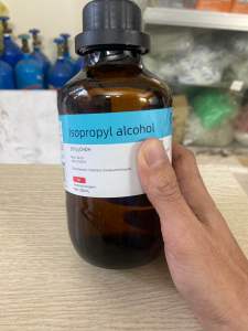 CHẤT ISOPROPYL ALCOHOL IPA 2-PROPANOL 99.7% C3H8O CHAI 500ML XILONG hoặc DM