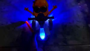 Lồng đèn minion chạy xe trượt scooter có nhạc đèn vui nhộn cho bé (Không kèm pin)