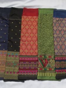 ชุดการแสดงสำหรับหญิงผู้ใหญ่ในกลุ่มชาติพันธุ์ไท เดรสยาว ผ้าไหมลาย ฤดูใบไม้ร่วง 2023 ชุดการแสดงบนเวที