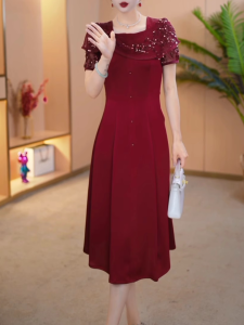 Elegant Slimming Red Gemstone Dress Elegant Style A-Line Midi Dress Short Sleeve Square Collar for Women in Their 40s Summer New Arrival