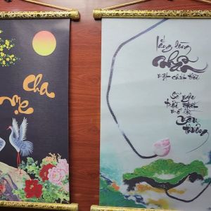 Tranh Thư Pháp Treo Tường Chữ Nhẫn CHÂN THIỆN MỸ Chất Liệu Vải Lụa Kim Sa Khung Gỗ 40x60cm THPH-08