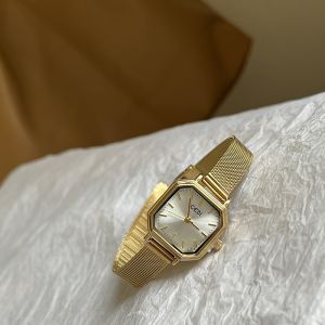 นาฬิกาทรงสี่เหลี่ยมแบบไม่สมมาตรในแนวตั้งสำหรับผู้หญิงดีไซน์เรียบง่ายมีเอกลักษณ์เรียบหรูดูแพงแมทช์ลุคง่ายแฟชั่นกันน้ำ