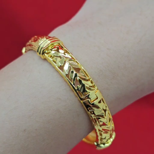 กำไลทอง ลายตัดลายสลับฉลุลาย เส้นผ่านศูนย์กลาง 5.5 ซม. ตามแบบ เสริมบารมี ใส่ออกงานได้ ชุบทองติดทน สวยเป๊ะไม่โป๊ะ